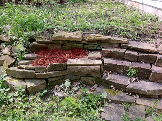 Hasta garden/stone wall.